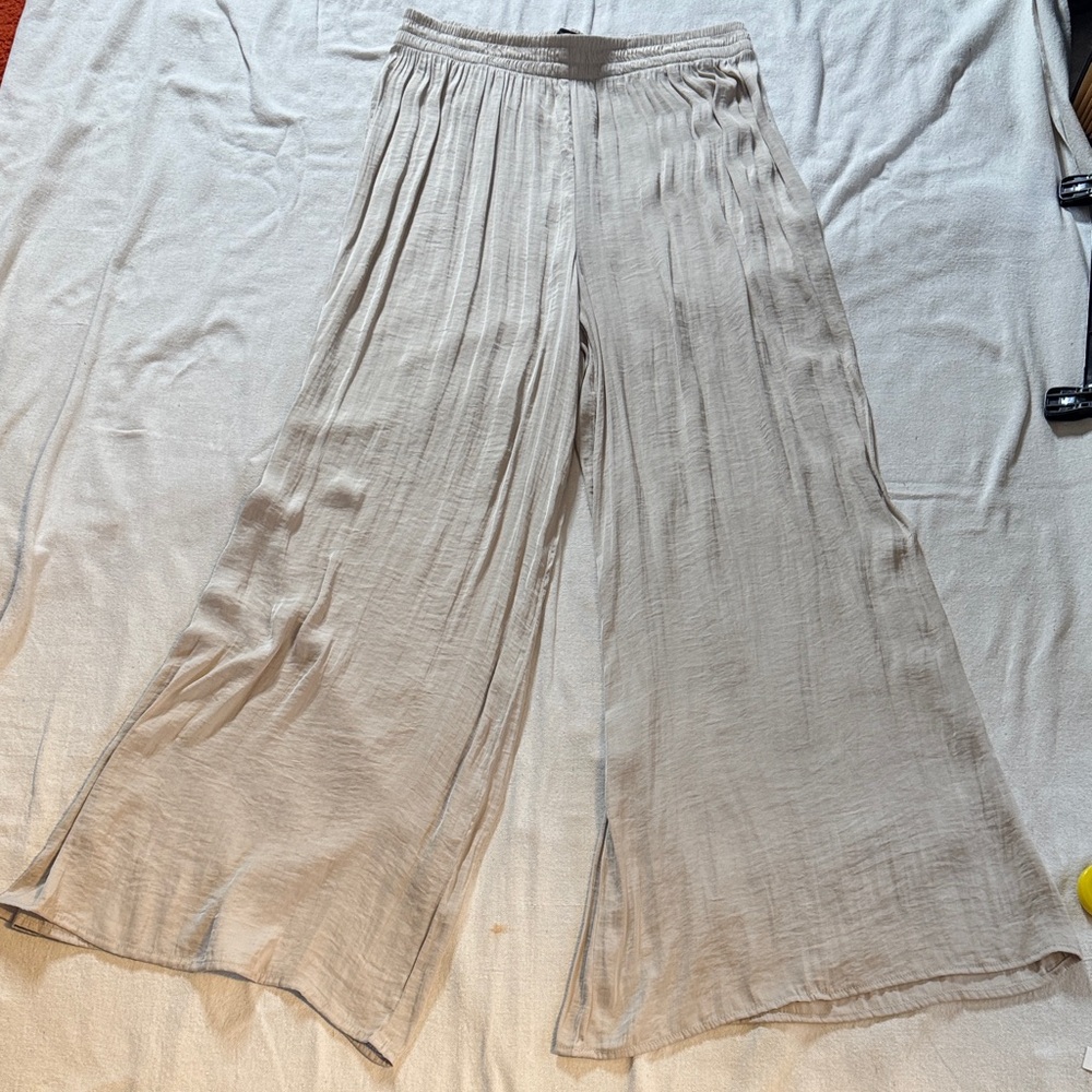 Zara Cream Color Wide-Leg Silk Like Flowy Pants XL. Like New